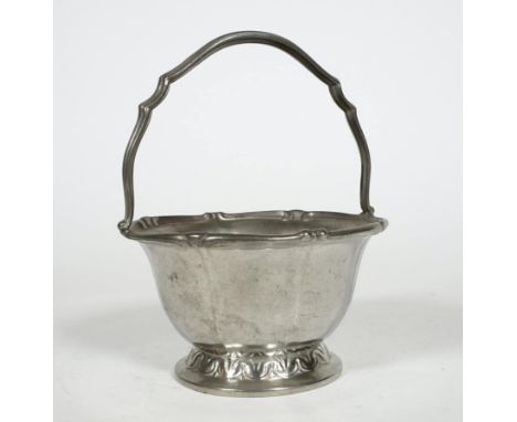 HENKELKORB, Zinngießerei Kayser/Krefeld, Chippendale Stil,Entwurf um 1920, Modellnr. 4887, Reliefmarke und numm., 16 x 12,5 c