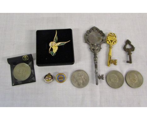Various keys, 2 enamel badges, coins & brooch