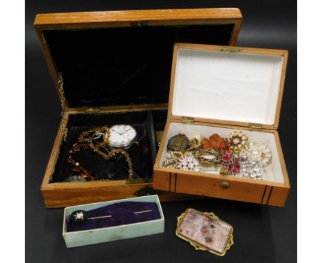 A quantity of collector's jewellery, to include a stone set rectangular bar brooch, a mother of pearl set bar brooch, a stick