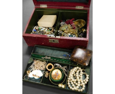 A leather jewellery box and contents, to include vintage and other costume jewellery, bangles, pearl effect necklaces, gold p