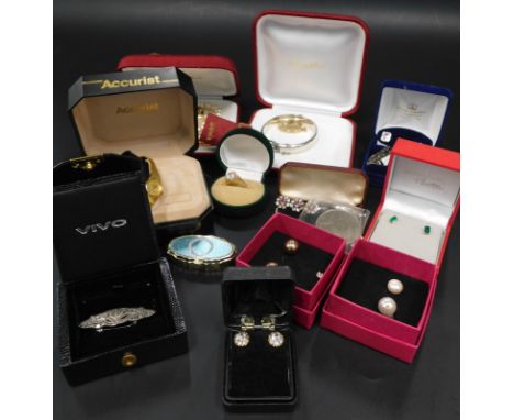 Various modern costume jewellery, to include a silver floral engraved bangle, pearl effect necklaces, bar brooches, commemora