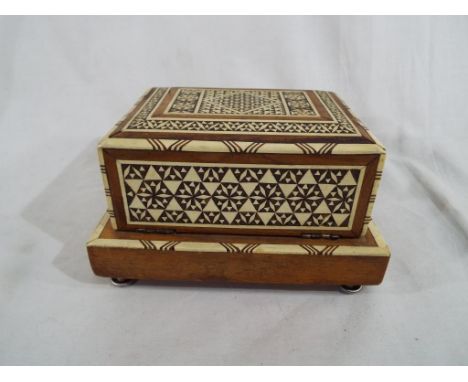 A vintage inlaid cantilever musical cigarette / cheroot box