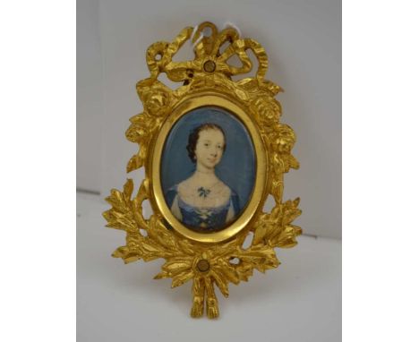 A MINIATURE PORTRAIT PAINTING OF A YOUNG WOMAN OF FASHION, in the 18th century style, blue dress, row of pearls about her nec