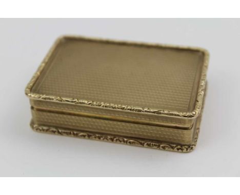 A 9CT GOLD GEORGIAN DESIGN SNUFF BOX having engine turned decoration with decorative rims, to the inside of the hinged cover 