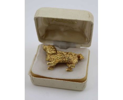 AN 18CT GOLD BROOCH cast as a Spaniel dog, inset ruby eyes, 2.5cm x 4cm, 18g 