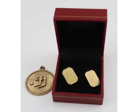 A PAIR OF 9CT GOLD CUFFLINKS, of rectangular form with engine turned decoration and chain links, together with a 9CT GOLD PEN