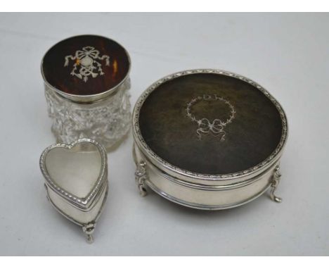 AN EDWARDIAN SILVER HEART SHAPED RING / TRINKET BOX, hinged cover with bell husk rim, raised on three cabriole legs, 4cm x 5c