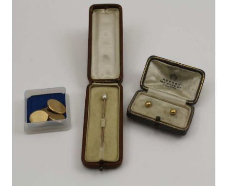 A PAIR OF 9CT GOLD CUFFLINKS, two plain ovals united by a chain, together with "ASPREY 9CT GOLD STUDS, and a PEARL MOUNTED ST