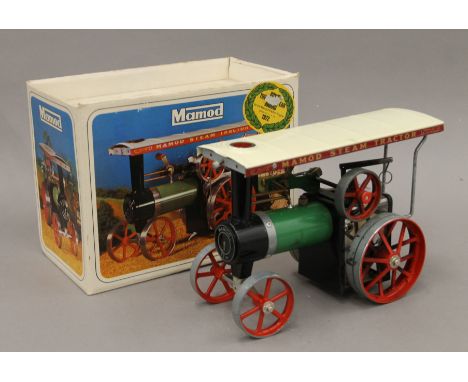 A Mamod TE1A traction engine in original box. The box 28 cm long.