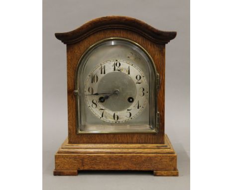 An early 20th century oak mantle clock. 30 cm high.