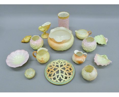 A collection of various Worcester ceramics. The largest 12 cm high.