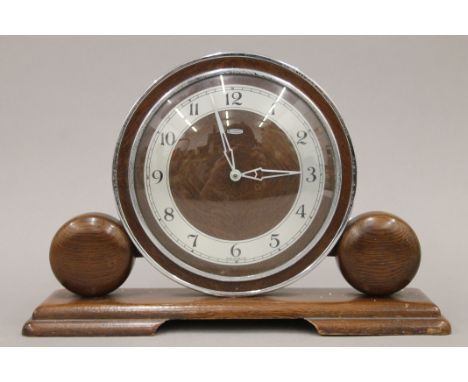 A mid-20th century oak mantle clock. 30 cm wide.