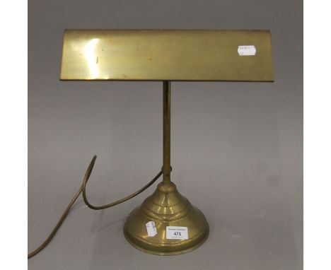 An vintage brass desk lamp. 30.5 cm wide.