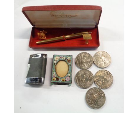 A small quantity of collectable items comprising vintage cased 5th Avenue Executive Set ballpoint pen with matching cufflinks