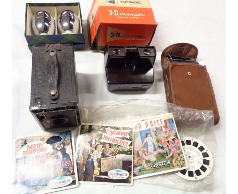A bag containing a quantity of collectable items comprising vintage Bakelite Viewmaster with a quantity of reels including Ma