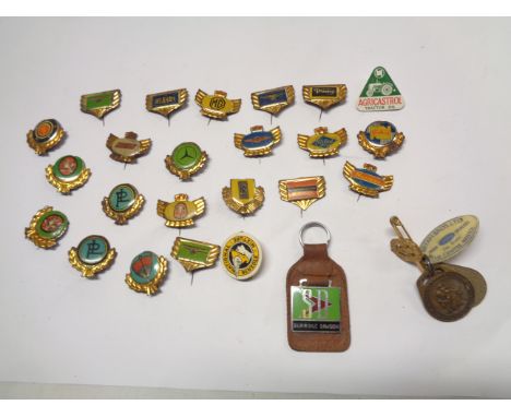 A quantity of motoring related printed tin pin badges including Rolls Royce, Rover, Hillman, Daimler, M.G., Riley, etc. - sol