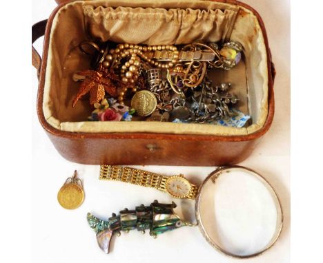 A brown leather clad vanity case containing a small quantity of jewellery including a soldered 1895 gold 1/2 Pond coin fob, d