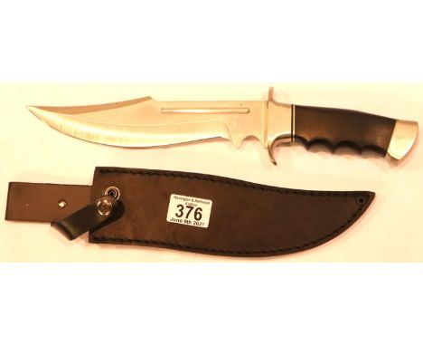 New leather sheathed hunting knife, blade L: 23 cm. P&amp;P Group 2 (£18+VAT for the first lot and £3+VAT for subsequent lots