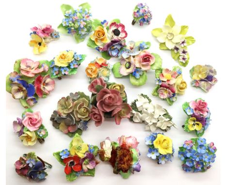 Collection of floral ceramic brooches. P&amp;P Group 2 (£18+VAT for the first lot and £3+VAT for subsequent lots) 