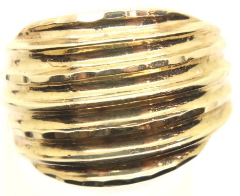 9ct gold ridged ring size R, 5.7g. P&amp;P Group 1 (£14+VAT for the first lot and £1+VAT for subsequent lots) 