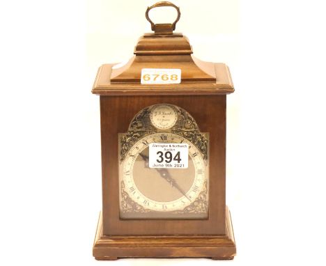Wooden mahogany bracket clock, H: 25 cm. P&amp;P Group 2 (£18+VAT for the first lot and £3+VAT for subsequent lots) 
