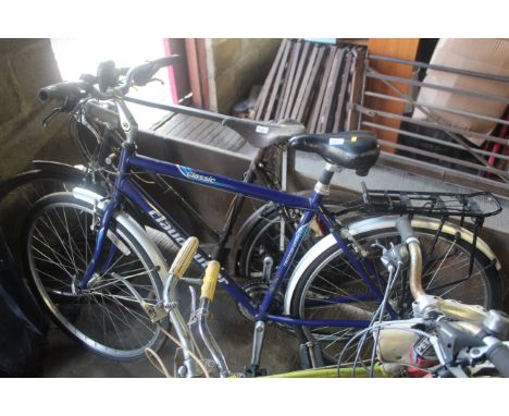 A gent's Claud Butler Classic road bike with front and rear mud guards, 3x 7 speed gears, rear panier rack and fitted headlam