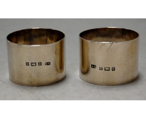 A pair of Edwardian silver napkin rings of plain undecorated form in fitted leather case