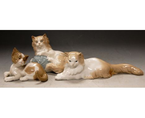 A Lladro porcelain kitten and two Nao porcelain cats (3)