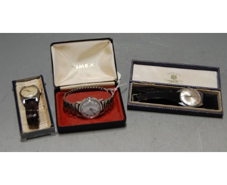 An Everite gent's steel cased wristwatch, having an off-white dial with Arabic and baton markers on a leather strap, together