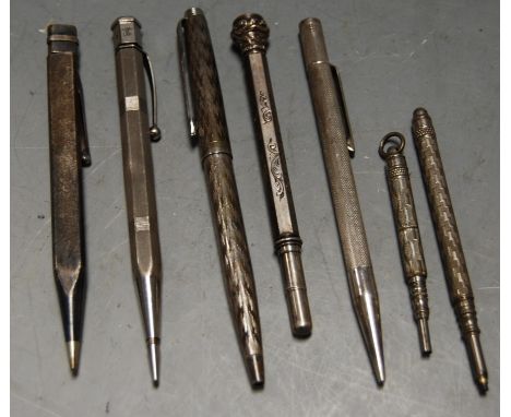 An engine turned silver propelling pencil together with various other silver and steel propelling pencils (7)