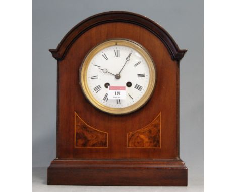 An Edwardian mahogany cased mantel clock, having enamelled dial with Roman numerals and eight day movement, h.30cm