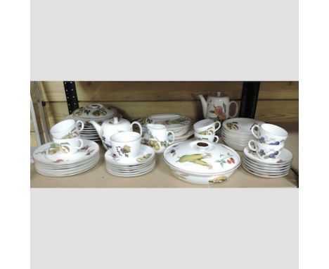 A collection of Worcester Evesham pattern tea and dinner wares, to include a serving dish, tureens, tea and coffee pot and pl