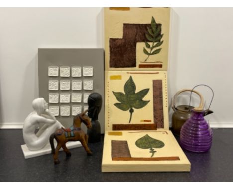 Wall canvases, figures and pottery