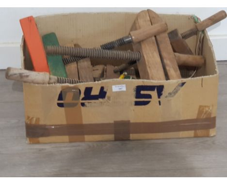 box containing Vintage wooden clamps, 5 in total