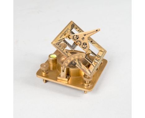 Dollond Compass London, bronze with descriptions. Collapsible. In wooden case with glass window. 8 cm wide. 