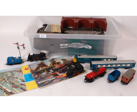 TRAINS; A good collection of vintage Triang / Hornby 00 gauge railway trainset items to include Satellite tender, locomotives