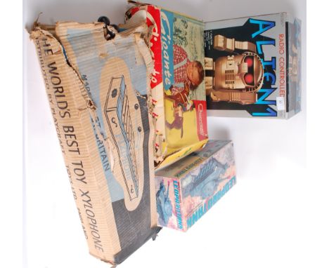 GAMES: A good selection of assorted vintage toys, comprising of a Gigante Galoppa (Italian) in original box, a vintage boxed 