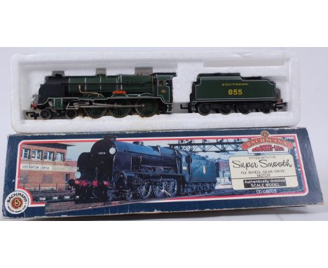 BACHMANN; An original vintage 00 gauge Bachmann railways locomotive 31-404 Robert Blake Maunsell green railway trainset locom