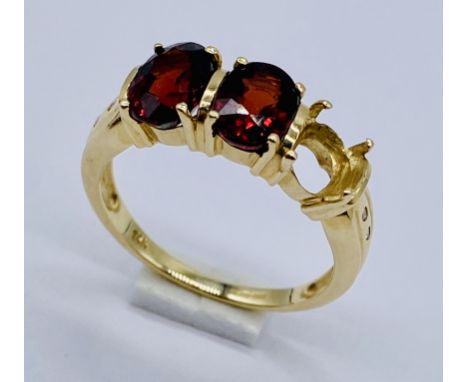 A 9ct gold garnet ring- 1 stone missing, total weight 3.2g