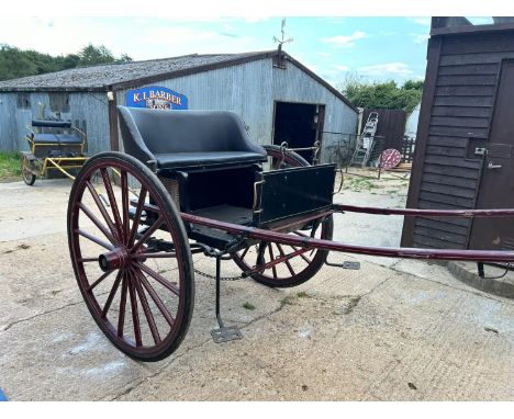 CHAIR BACK GIG built by Petit of Bury St Edmunds, circa early 1900's, to suit single 14.2hh plus. The body, wheels, and shaft