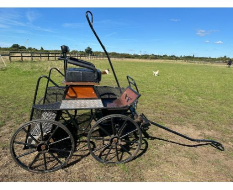 4 WHEEL EXERCISE CART to suit 12.2-13.2hh, and with a 125cm axle is suitable for driving trials. It has painted black metal b