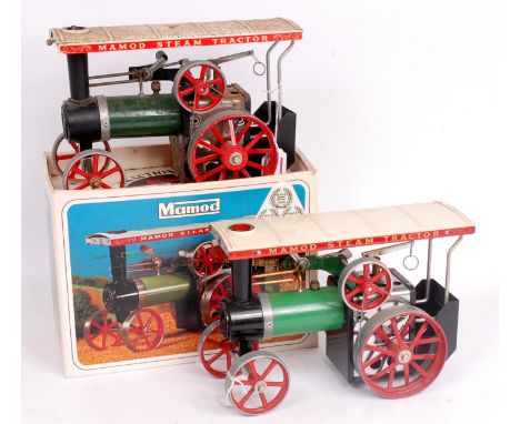 Mamod Live Steam Traction engine group, to include a TE1A Traction engine, appears un-used in the original box, with steering
