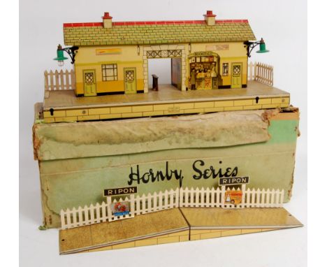 Hornby 1939-41 No. 4E Ripon station, buff building, tin printed speckled platform, square top arch over looking hall with Rip