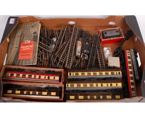 Tray of mixed Trix Twin Railway, 2 Pullman Cars, 2 red/cream coaches, 2 brown/cream coaches (all scale length), 2 wagons brak