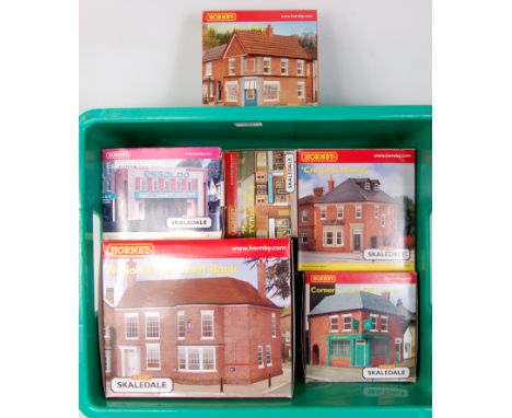 Hornby Skaledale resin cast buildings 00 scale, R9774 National Merchant Bank, R8623 Corner Terrace Off-Licence, R9655 The Cor