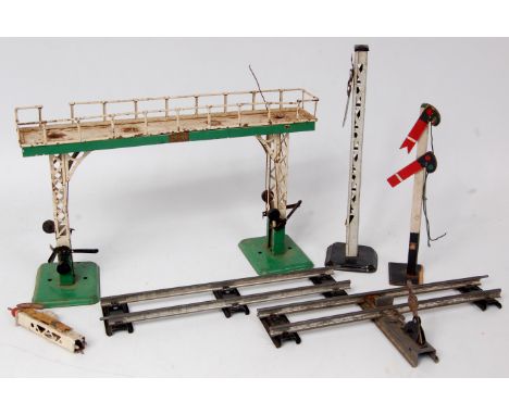 A small tray of 0 gauge items for spares and repairs, including Hornby 1938/9 No.2 Signal Gantry, missing all signals and lad