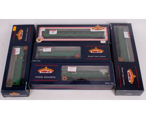 4 Bachmann BR Mk1 coaches 39-028, 39-078A, 39-228. 39-262 and a 34-526 Bulleid coach, all SR green (G-BG)