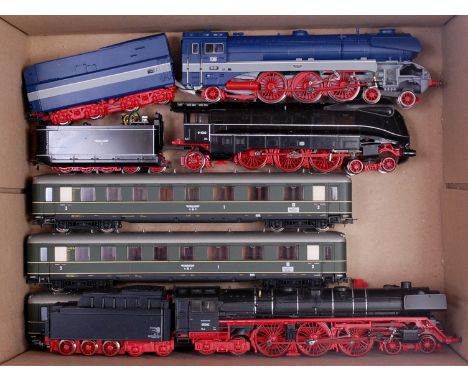 A Rivarossi H0 DB blue/grey 4-6-2 engine and tender, a Liliput DB black 4-6-4 engine and tender, a Deutsche Reichsbahn stream