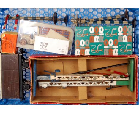 A small plastic tray containing 1929-33 Hornby No.1 double arm signal, blue base with flat top and lever (F), with a No.1939-