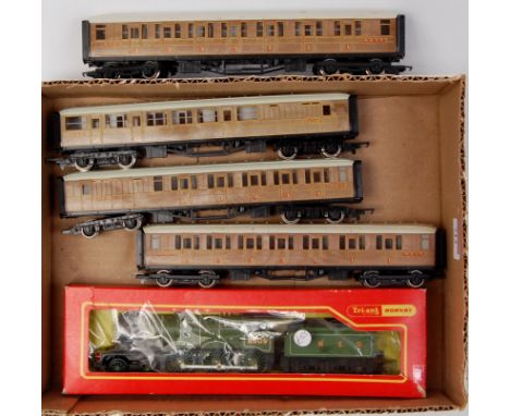 A Hornby LNER green "Flying Scotsman" engine and tender and 4 Gresley teak coaches (G)
